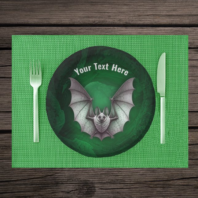 Graue fliegende Fledermaus, grüne spooky Höhle leu Pappteller (Grey flying furry bat in glowing green spooky cave on Halloween paper party bowl.)
