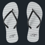 Graue gestreifte Monogramm-Hochzeitsparty Flip Flo Flip Flops<br><div class="desc">Graue / graue Bezeichnung monogramm Streifen Muster Hochzeitsflip Flops. Benutzerdefinierter Farbgurt für ihn und sie / Männer und Frauen. Benutzerdefinierte Hintergrundfarbe und personalisierte Namensinitialen. Moderne trendige Streifen Design Sandalen. Vertikale oder horizontale Linien. Niedliches Gastgeschenk zum Thema Hochzeit, Hochzeit, Brautparty, Verlobung, Geburtstag, Grillen, Bachelorette, Girls Wochenendausflug etc. Stripes-Flipflops mit stilvollen mit...</div>