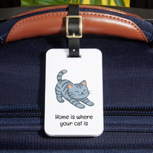 Graue getigerte Katze mit individuellem Text beim Gepäckanhänger
