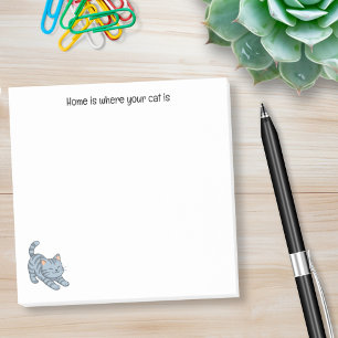 Graue getigerte Katze mit individuellem Text beim Post-it Klebezettel