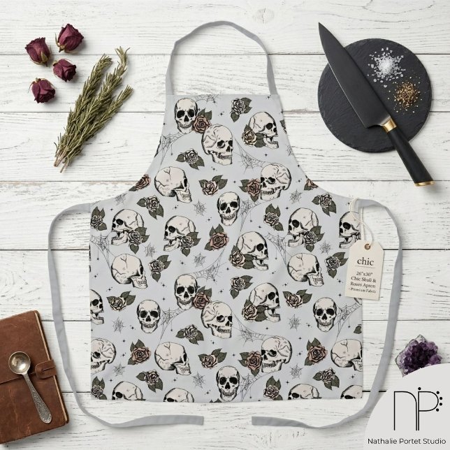 Graue Gothic-Skulls und -Rose Schürze (Hand drawn skull and rose ink art apron with a chic noir aesthetic by Nathalie Portet)
