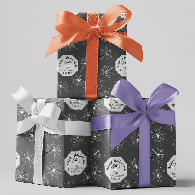 Graue, graue Spinnen Custom Familienname Halloween Geschenkpapier (Custom Creepy Spiderwebs & Spiders on a Purple Background. Personalize with your Family Name.)