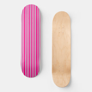 Graue, grüne Streifen auf Hübsch rosa Skateboard