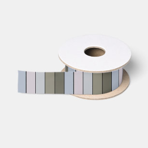 Graue Grüntöne und schwarze Streifen auf Aquarellp Satinband