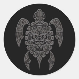 Graue Haida Spirit Sea Turtle auf Schwarz Runder Aufkleber