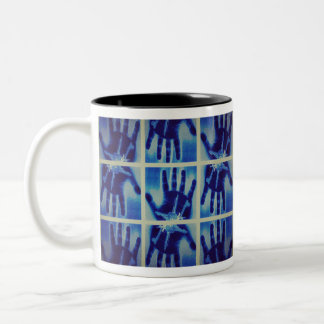 graue Hand Zweifarbige Tasse