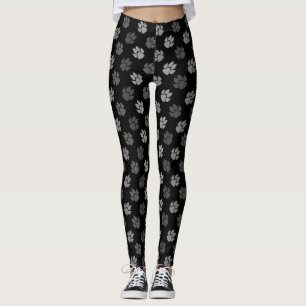 Graue Hundepfotenabdrücke auf schwarzem Hintergrun Leggings