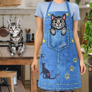 Graue Katze in Imitaten Denim Pocket mit Individue Schürze