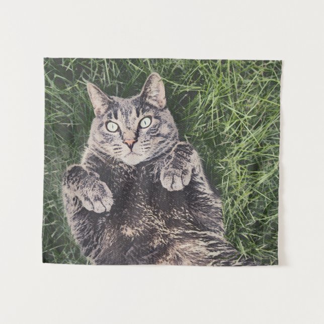 graue Katze liegt im Gras Wandteppich (Vorderseite (Horizontal))