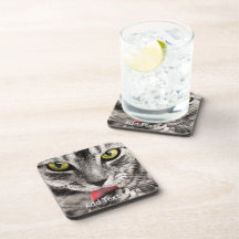 Graue Katze mit gelben Augen leckende Paste