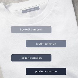 Graue Kinder benennen Eisen auf Kleidung Etiketten