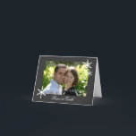 Graue Personalisierte Foto Peace Christmas Cards Feiertagskarte<br><div class="desc">Diese klassischen und festlichen Holzkohle-Graukarten sind mit weißen Schneeflocken,  einem Foto und dem Text "Weltfrieden" ausgestattet. Ideal für das Versenden von Urlaubswünsche an Familie und Freunde!</div>