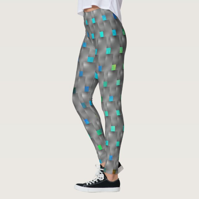 Graue Plaques auf einem farbenfrohen und bläuliche Leggings (Links)