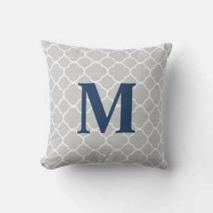 Graue Quadrefolie und Monogramm Außenkissen Kissen