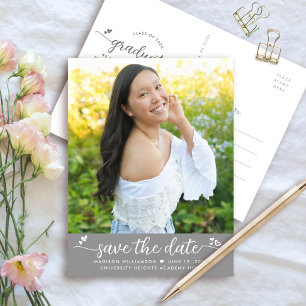 Graue Save the Date Abschluss Foto Script Hearts Einladungspostkarte