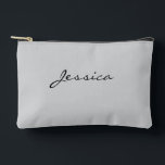 Graue Skriptbezeichnung Minimal Moderne Reisekosme Zubehörtasche<br><div class="desc">Grauschreibername Minimal Modern Travel Cosmetic Accessory Pouch hat einen soliden grauen Hintergrund mit einem eleganten schwarzen Skriptnamen, der auf der Vorderseite personalisiert ist. Das minimalistische Design bietet eine stilvolle und praktische Möglichkeit, Ihre Essenzen zu organisieren, sei es für Kosmetik, Make-up oder kleine Reiseartikel. Die moderne, elegante Ästhetik macht es zu...</div>