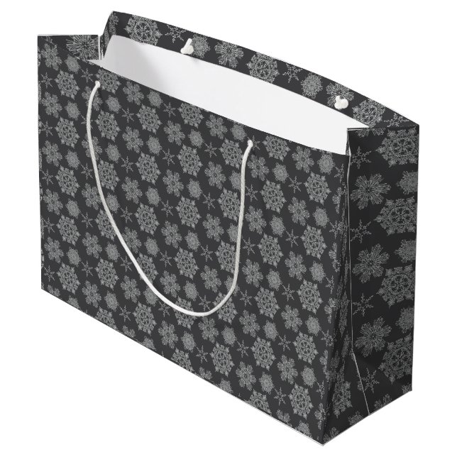 Graue Snowflake Weihnachtsdesigns Geschenktasche Große Geschenktüte (Rückseite Schrägansicht)