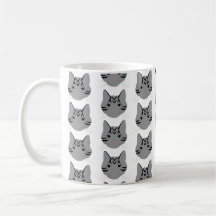 Graue Tabby Katzen auf Tasse