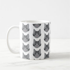 Graue Tabby Katzen auf Tasse