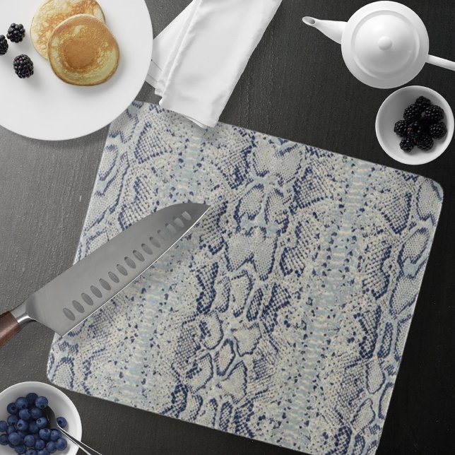 Graue und blaue Schlange Hautfarbe Schneidebrett (Grey and Blue Snake Skin Animal Print Cutting Board by Looly Elzayat)
