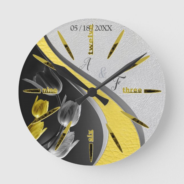 Graue und gelbe Tulpen auf Textur. Runde Wanduhr (Vorderseite)