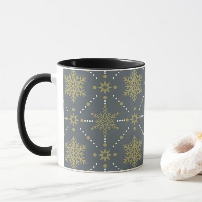 Graue und goldene Schneeflocken Weihnachtsmuster Tasse (Mit Donut)
