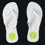 Graue und grüne Zickzack Monogramm Flip Flops<br><div class="desc">Maßgeschneiderte,  bedruckte Flop-Sandalen mit einem stilvollen,  modernen Zickzack Muster und einem eigenen Monogramm oder einem anderen Text in einem Kreisrahmen. Klicken Sie auf Anpassen,  um Schriftart und Farben zu ändern oder eigene Bilder hinzuzufügen,  um ein einzigartiges Design zu erstellen!</div>