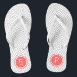 Graue und korallengriechische Schlüsselmonogramm Flip Flops<br><div class="desc">Maßgeschneiderte,  bedruckte Flop-Sandalen mit einem stilvollen,  modernen griechischen Schlüsselmuster und einem eigenen Monogramm oder einem anderen Text in einem Kreisrahmen. Klicken Sie auf Anpassen,  um Schriftart und Farben zu ändern oder eigene Bilder hinzuzufügen,  um ein einzigartiges Design zu erstellen!</div>