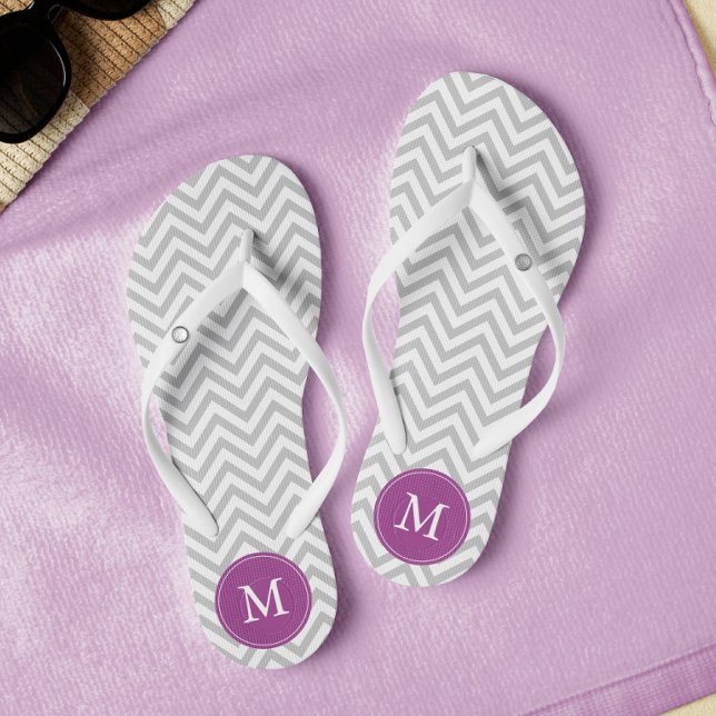 Graue und Lila Chevrons Mit Monogramm Flip Flops (Von Creator hochgeladen)