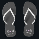 Graue und Lila moderne Hochzeitsmonogramm Flip Flops<br><div class="desc">Maßgeschneiderte gedreht Flop-Sandalen personalisiert mit einem niedlichen Herz und Ihre Monogramm-Initialen und Hochzeitstermin. Klicken Sie auf Anpassen,  um Schriftart und Farben zu ändern oder eigene Bilder hinzuzufügen,  um ein einzigartiges Design zu erstellen!</div>
