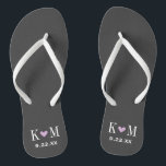 Graue und Lila moderne Hochzeitsmonogramm Flip Flops<br><div class="desc">Maßgeschneiderte gedreht Flop-Sandalen personalisiert mit einem niedlichen Herz und Ihre Monogramm-Initialen und Hochzeitstermin. Klicken Sie auf Anpassen,  um Schriftart und Farben zu ändern oder eigene Bilder hinzuzufügen,  um ein einzigartiges Design zu erstellen!</div>