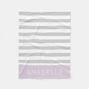 Graue und lila Streifen Monogramm Farben bearbei Fleecedecke