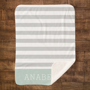 Graue und mintfarbene Streifen Monogramm Farben Sherpadecke
