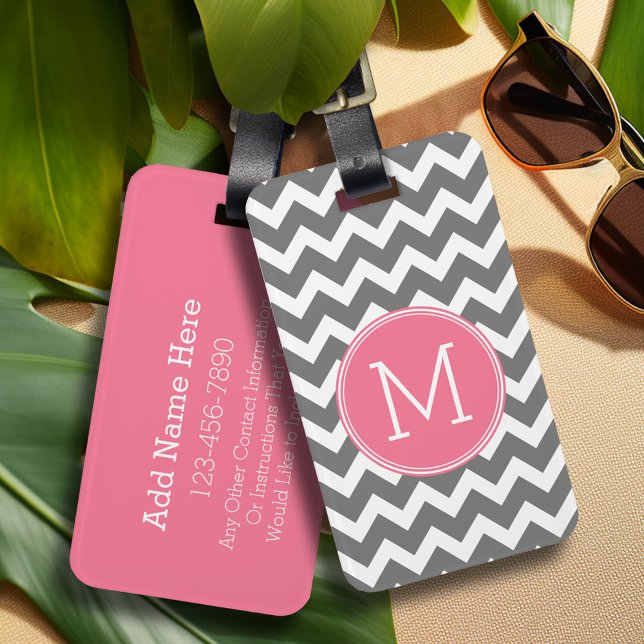 Graue und rosa Chevronen mit benutzerdefinierter M Gepäckanhänger (Personalized luggage tag - Add Your contact information and monogram)