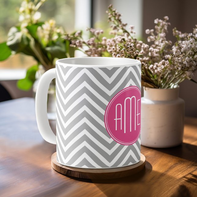 Graue und rosa Chevronen mit benutzerdefinierter M Kaffeetasse (Mug template with monogram)