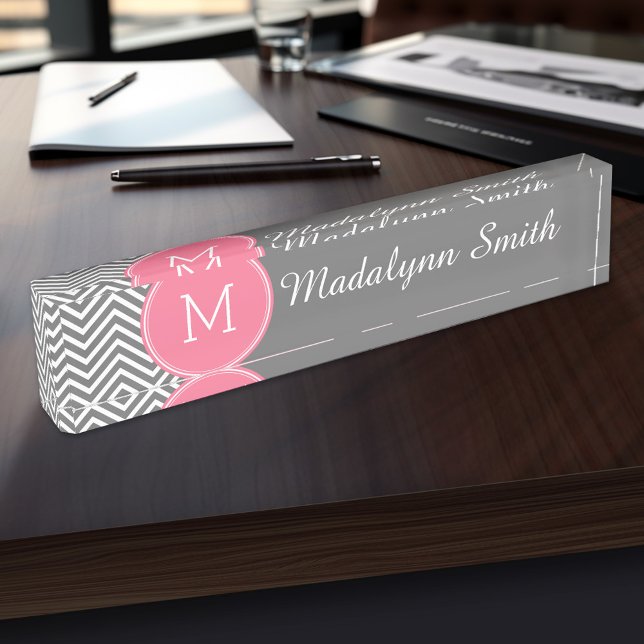 Graue und rosa Chevronen mit benutzerdefinierter M Namensplakette (Personalized Name Plate for the Office, School or Home)