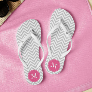 Graue und rosa Chevrons Mit Monogramm Flip Flops