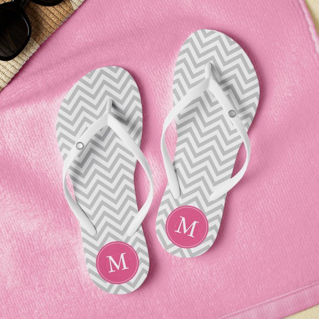 Graue und rosa Chevrons Mit Monogramm Flip Flops (Von Creator hochgeladen)