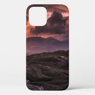GRAUE UND SCHWARZE BERGE UNTER BEWÖLKTEM HIMMEL WÄ Case-Mate iPhone HÜLLE