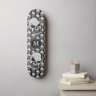 Graue und schwarze Schädelköpfe - Monogramm Skateboard