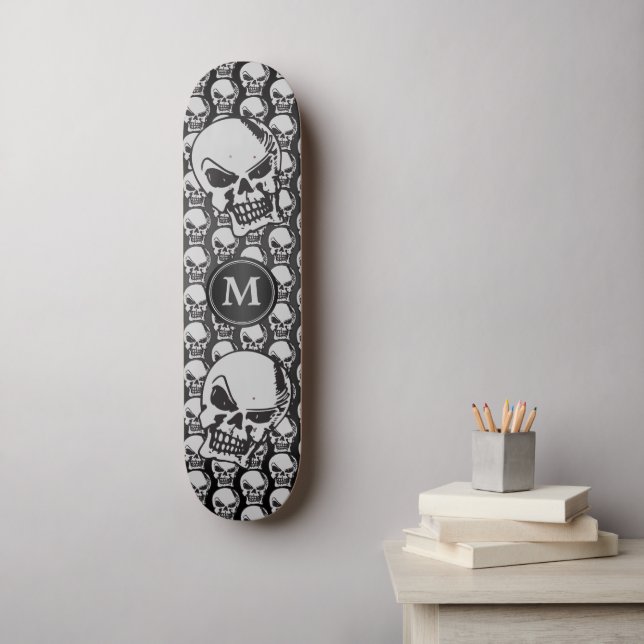 Graue und schwarze Schädelköpfe - Monogramm Skateboard (Wandkunst)