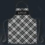 Graue und schwarze Uhr Karierter Personalisierter  Schürze<br><div class="desc">Festliche saisonale Schürze mit klassisch grauem,  schwarz-weißem schottischem Tartan-kariertem Muster mit weißem Serif-Monogramm-Text,  der mit einem Namen personalisiert werden kann. Ob Sie nun Weihnachts-Dinner kochen,  Ferienkekse backen oder Geschirr machen,  in dieser Ferienzeit werden Sie stilvoll aussehen!</div>