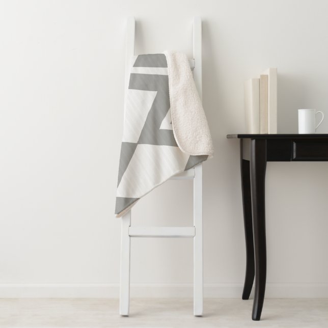 Graue und weiße Abstrakte moderne Zickzack Diamant Sherpadecke (Beispiel)