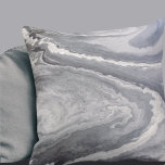 Graue und weiße moderne künstlerische Abstrakte Wi Kissen<br><div class="desc">Das moderne Kissen mit Drehkissen zeichnet sich durch eine Bio, abstrakte, wirbelnde Komposition in Grautönen und Weiß aus. Die Wirbel aus grauem und weißem Öl sind im Designstil gehalten und verleihen jedem modernen Zimmer ein künstlerisches Flair. Ein modernes dekoratives Kissen für Ihr Wohnzimmer oder Familienzimmer Sofa, ein künstlerisches abstraktes Kissen...</div>