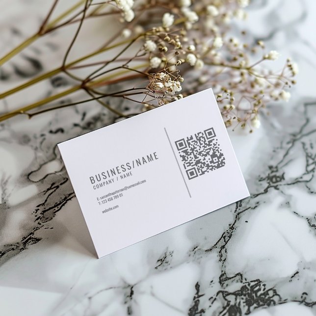 Graue und weiße QR-Code-Visitenkarte Visitenkarte (Minimalist white business card with grey text and QR code for instant contact.)