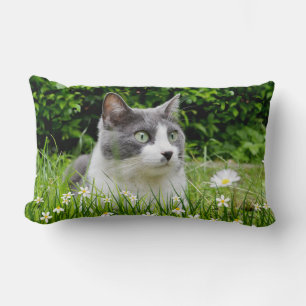 Graue und weiße Smokingkatze und Blumen Lendenkissen