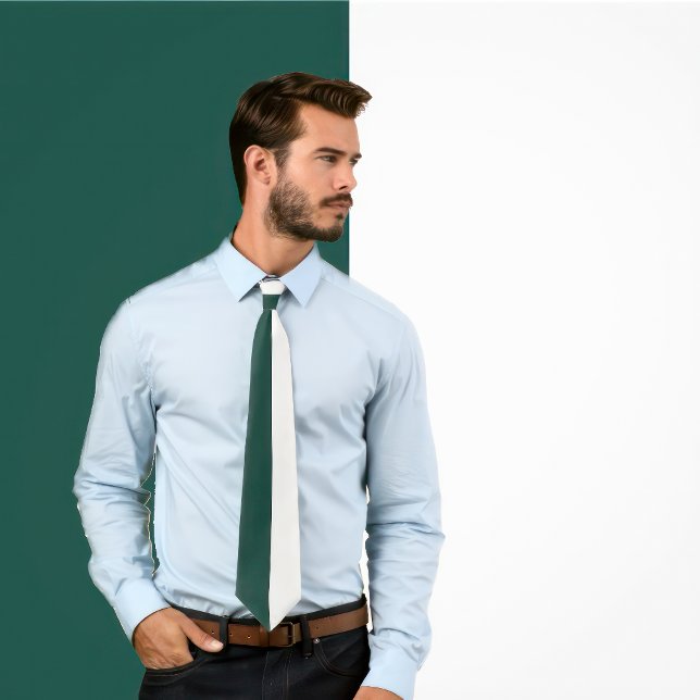 Graue und weiße Split-Farbdesign Krawatte (Man wears a necktie with a green and white vertical split minimalist tie. )