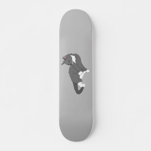 Graue und weiße Tuxedo Katze Skateboard