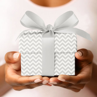 Graue und weiße Zickzack Stripe Babydusche Geschenkpapier