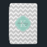 Graue und Zickzack Aqua-Monogramm iPad Mini Hülle<br><div class="desc">Das niedliche schicke iPad Gehäuse zeichnet sich durch ein Zickzack Zickzack-Muster aus,  das mit dem Monogrammnamen personalisiert ist und in einem gürtelförmigen Rahmen aus Quarzfolie anfängt. Klicken Sie auf Anpassen,  um Schriftart und Farben zu ändern,  um Ihr eigenes,  einzigartiges Design zu erstellen.</div>